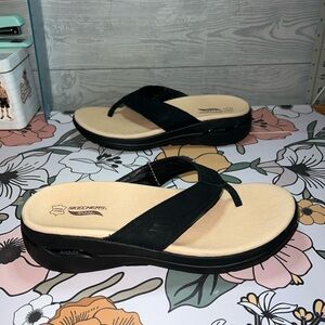 Skechers Archfit Women's Black and Cream Sandals